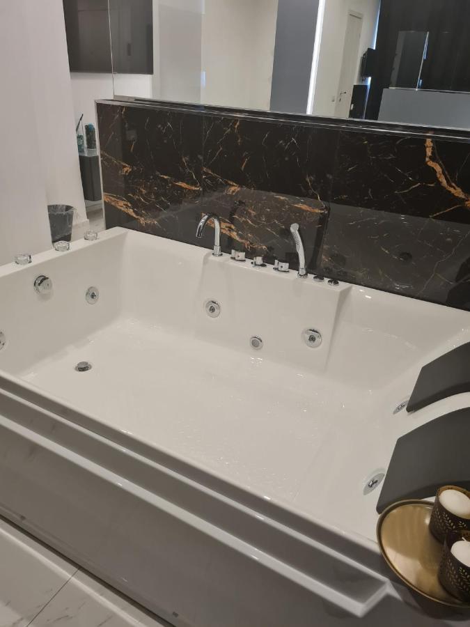 Maliziusella Hotel Napoli Bagian luar foto