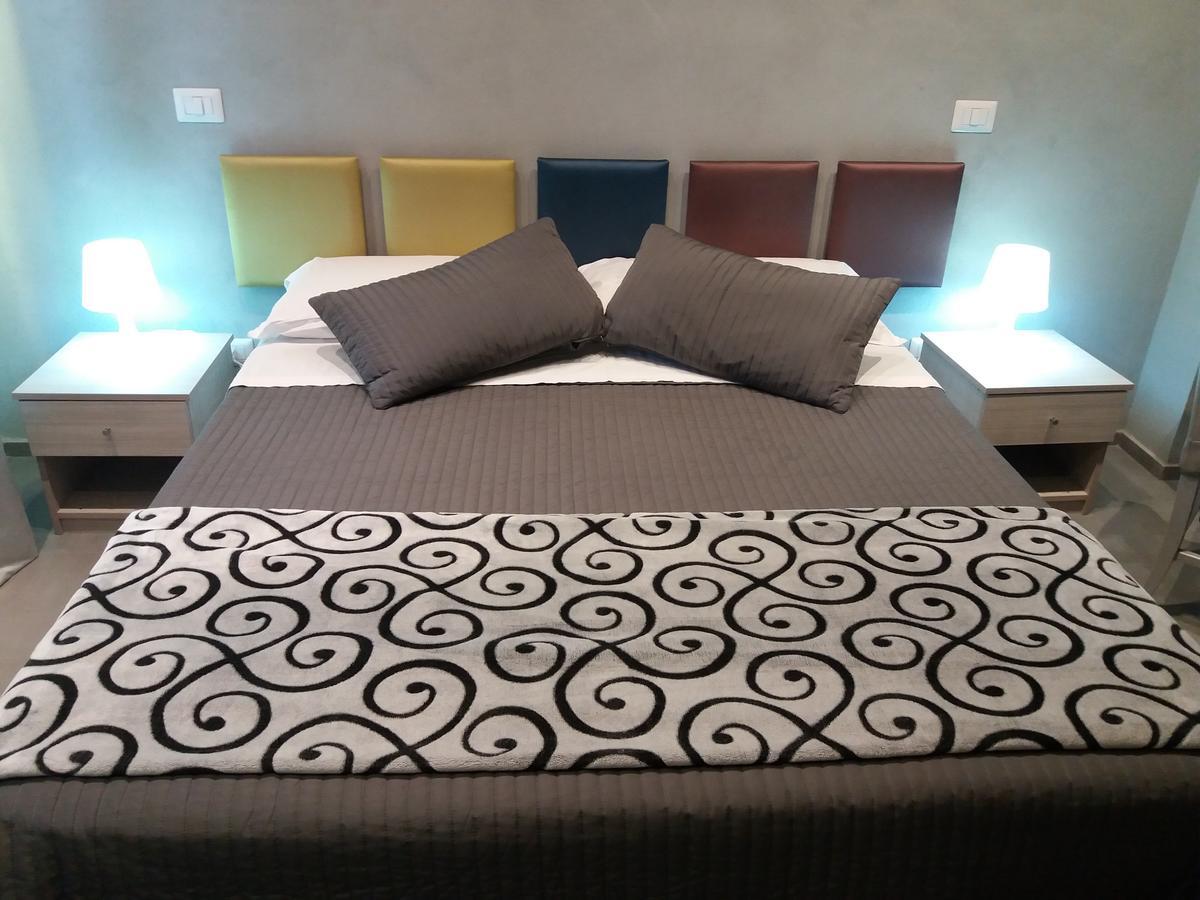 Maliziusella Hotel Napoli Bagian luar foto