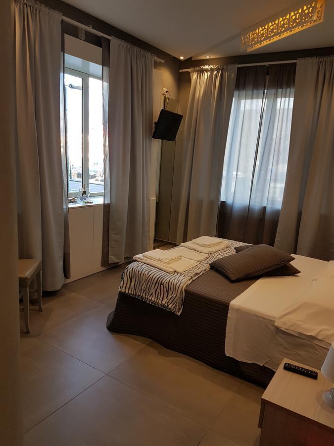 Maliziusella Hotel Napoli Bagian luar foto