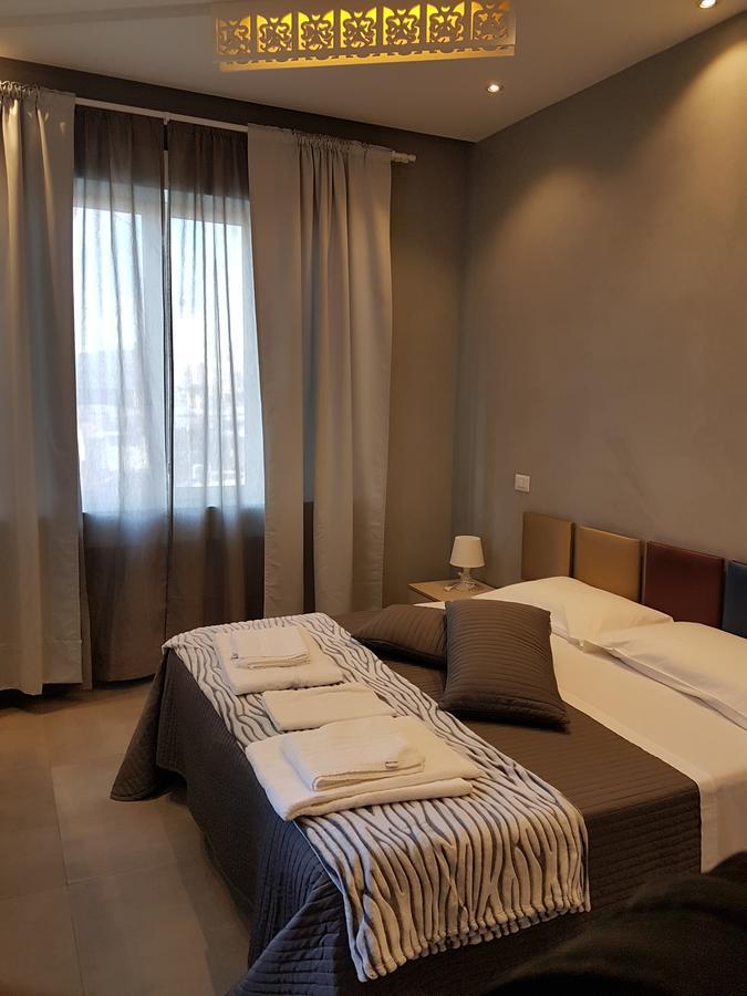 Maliziusella Hotel Napoli Bagian luar foto
